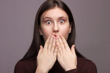 genç, güzel bir esmer kadının doğal makyaj ile duygusal portre Studio