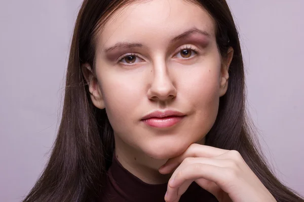 Studio portrait émotionnel d'une belle jeune femme brune au maquillage naturel — Photo