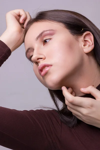 Studio emotionele portret van een mooie jonge brunette vrouw met natuurlijke make-up — Stockfoto