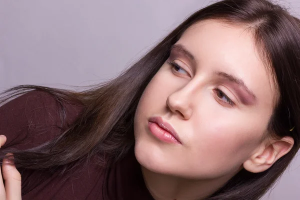 Estúdio retrato emocional de uma bela jovem morena com maquiagem natural — Fotografia de Stock