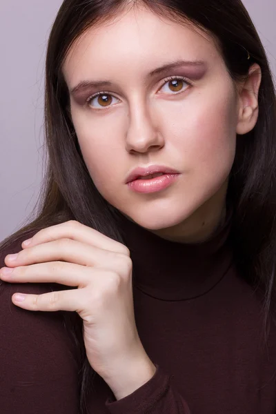 Genç, güzel bir esmer kadının doğal makyaj ile duygusal portre Studio — Stok fotoğraf