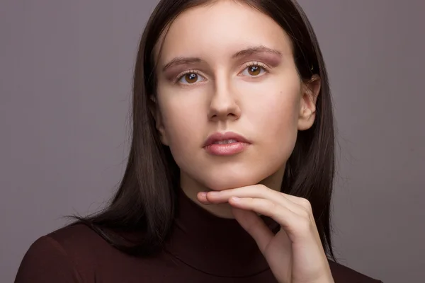 Studio emotional portrait of a beautiful young brunette woman with natural make-up — Stock Photo, Image