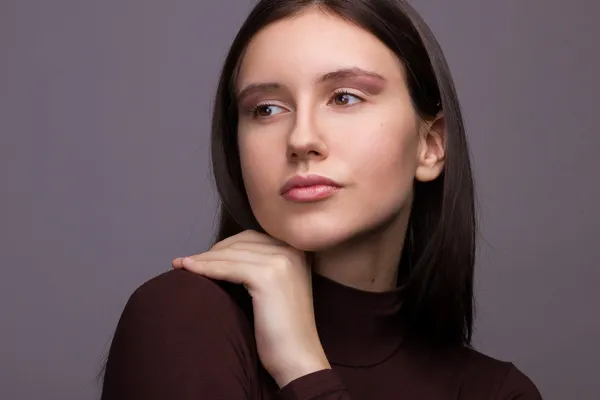 Estúdio retrato emocional de uma bela jovem morena com maquiagem natural — Fotografia de Stock