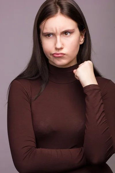 Emotionales Porträt einer schönen jungen brünetten Frau mit natürlichem Make-up — Stockfoto