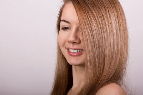Студийный портрет красивой молодой женщины с длинными светлыми волосами без макияжа — стоковое фото