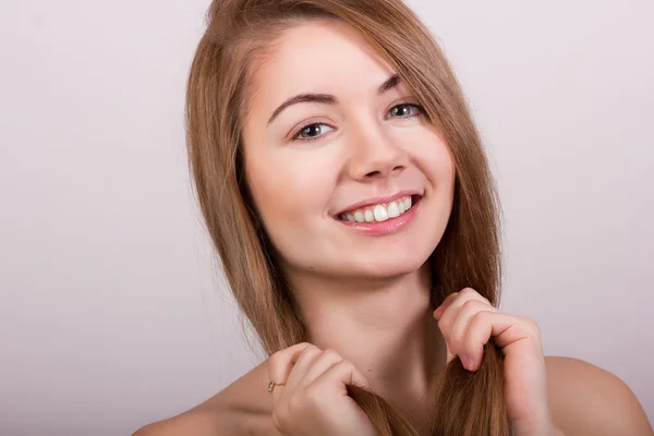 Studio ritratto di una bella giovane donna con i capelli lunghi biondi senza trucco — Foto Stock