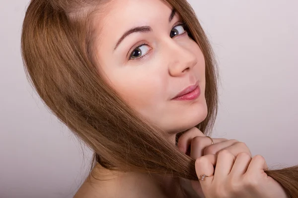 Studio ritratto di una bella giovane donna con i capelli lunghi biondi senza trucco — Foto Stock