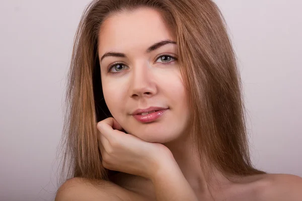 Studio ritratto di una bella giovane donna con i capelli lunghi biondi senza trucco — Foto Stock