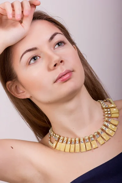Портрет красивой молодой каштановой женщины без макияжа в ожерелье с желтыми камнями — стоковое фото