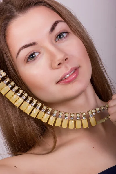 Портрет красивой молодой каштановой женщины без макияжа в ожерелье с желтыми камнями — стоковое фото
