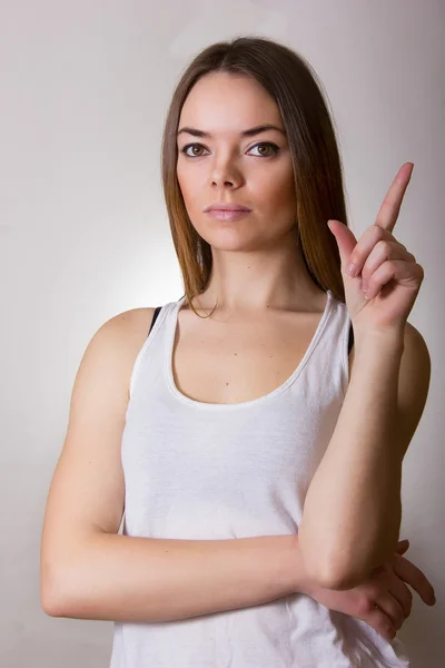 Portrait d'une belle jeune femme en T-shirt blanc avec maquillage naturel et cheveux raides bruns — Photo