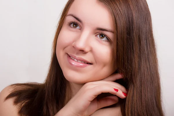 Retrato natural de uma bela jovem com cabelo liso marrom e pele limpa sem maquiagem — Fotografia de Stock