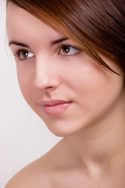 Retrato natural de uma bela jovem com cabelo liso marrom e pele limpa sem maquiagem — Fotografia de Stock