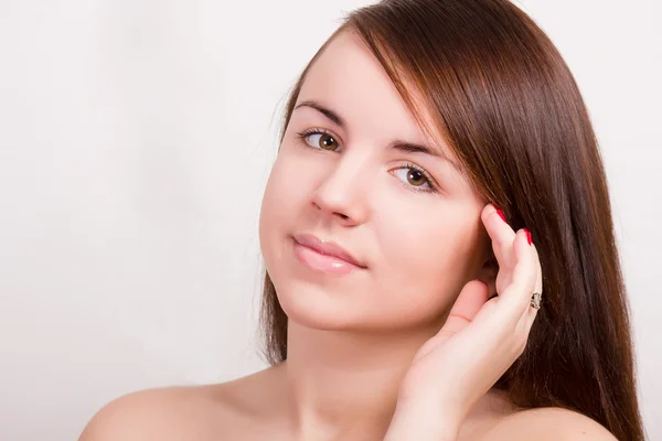 Portrait naturel d'une belle jeune femme aux cheveux raides bruns et à la peau propre sans maquillage — Photo