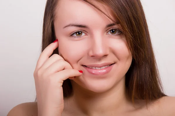 Natural portrait of a beautiful young woman with brown straight hair and clean skin without makeup — Stock Photo, Image