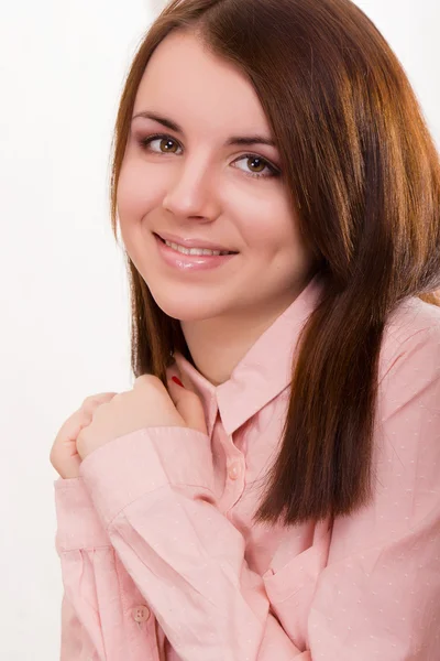 Retrato de una hermosa mujer joven sobre fondo blanco en blusa de estilo empresarial —  Fotos de Stock