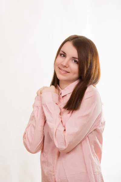 Retrato de una hermosa mujer joven sobre fondo blanco en blusa de estilo empresarial —  Fotos de Stock