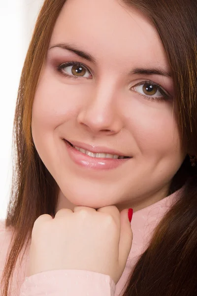 Portret van een mooie jonge vrouw op witte achtergrond in zakelijke stijl blouse — Stockfoto