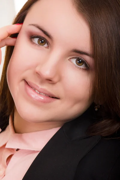 Portret van een mooie jonge vrouw op witte achtergrond in zakelijke stijl blouse — Stockfoto