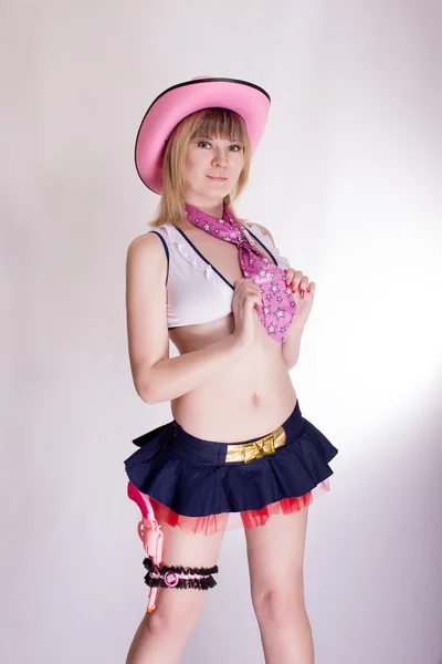 Красивая молодая блондинка в розовом ковбойском костюме — стоковое фото