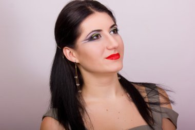 güzel genç esmer kadınla Studio kısa bej elbise makyaj parlak gece portresi