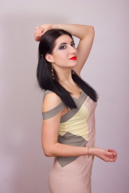 güzel genç esmer kadınla Studio kısa bej elbise makyaj parlak gece portresi