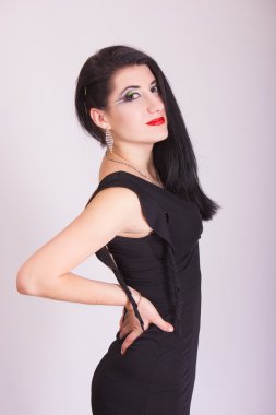 akşam siyah elbise ve takı içinde güzel ince genç esmer kadın