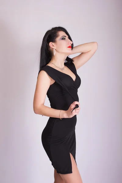Piękna kobieta szczupły młodych brunetka w wieczór czarna sukienka i biżuteria — Zdjęcie stockowe