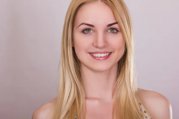Portrait studio d'une belle jeune femme blonde au maquillage naturel — Photo