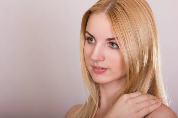 Portrait studio d'une belle jeune femme blonde au maquillage naturel — Photo