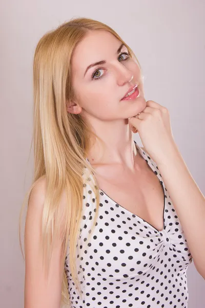 Studiový portrét krásná mladá blondýnka s přírodní make-up — Stock fotografie