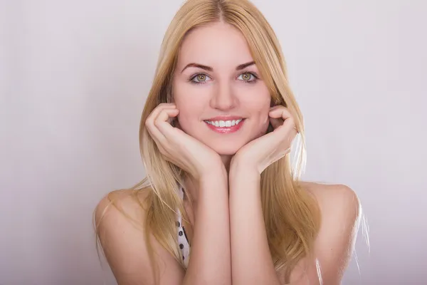 Portrait studio d'une belle jeune femme blonde au maquillage naturel — Photo