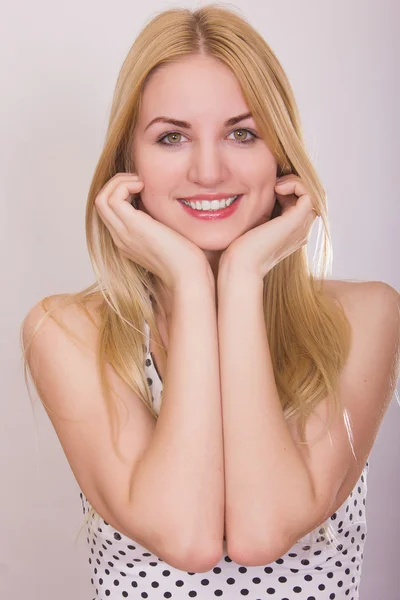 Retrato de estúdio de uma bela jovem loira com maquiagem natural — Fotografia de Stock