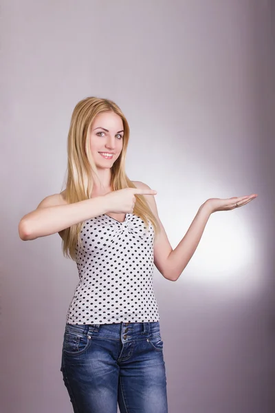 Retrato de hermosa chica emocional rubia en camiseta retro y jeans que muestra gestos —  Fotos de Stock