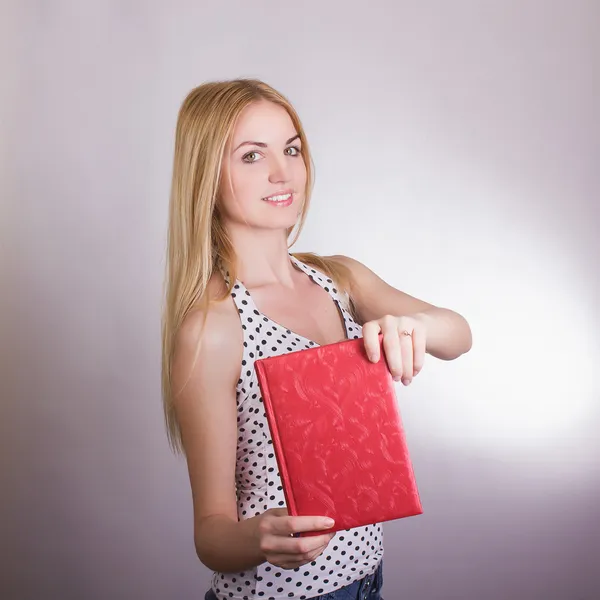 Portret van een mooie blonde meisje in een retro top met rode boek in haar handen — Stockfoto