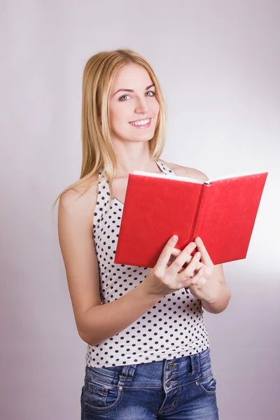Porträtt av en vacker blond flicka i en retro topp läser en bok — Stockfoto