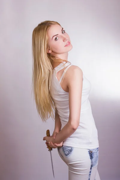 Retrato de una hermosa joven rubia — Foto de Stock