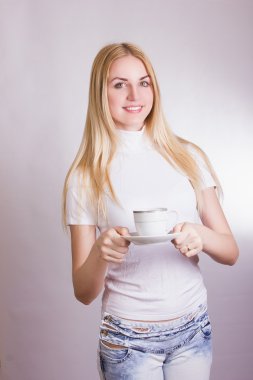 güzel bir sarışın genç kadın beyaz bir arka plan üzerinde Studio portresi.