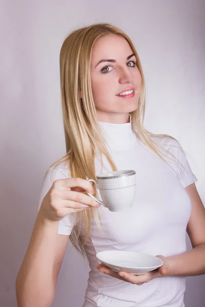 Portret pięknej młodej kobiety blondynka w studio na białym tle. — Zdjęcie stockowe