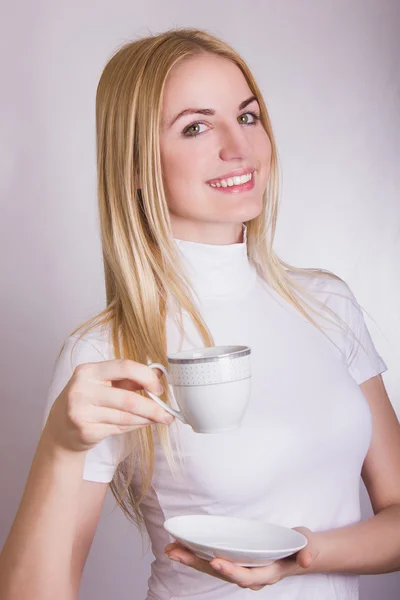 Portret pięknej młodej kobiety blondynka w studio na białym tle. — Zdjęcie stockowe