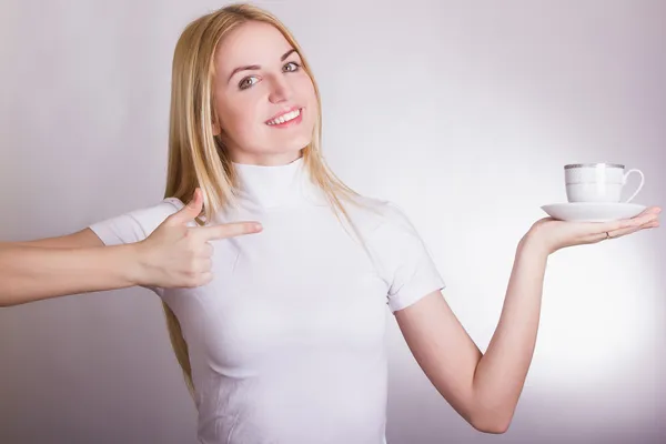 Porträtt av en vacker ung blond kvinna i studion på en vit bakgrund. — Stockfoto