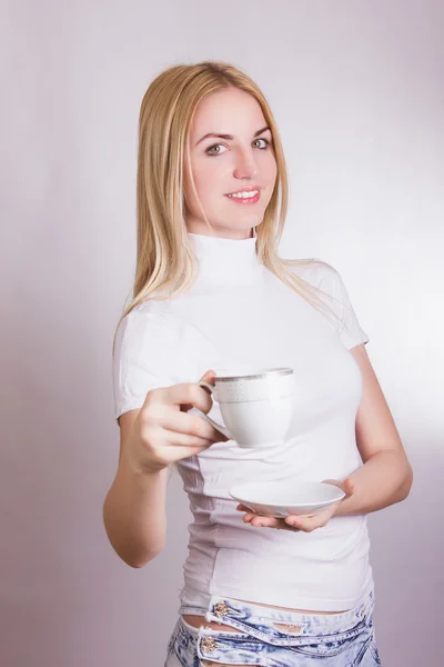 Retrato de una hermosa joven rubia en el estudio sobre un fondo blanco . —  Fotos de Stock