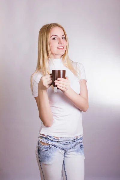 Porträtt av en vacker ung blond flicka — Stockfoto