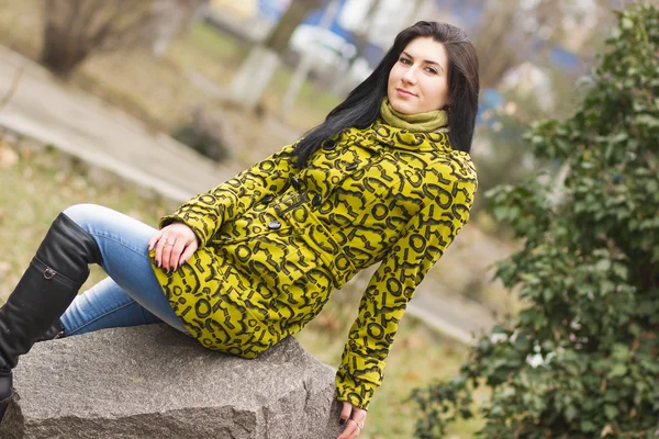 Retrato al aire libre de la joven hermosa mujer bonita — Foto de Stock