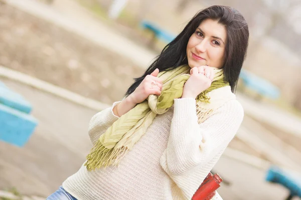 Retrato al aire libre de la joven hermosa mujer bonita — Foto de Stock