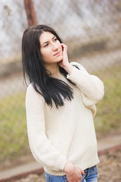 Retrato al aire libre de la joven hermosa mujer bonita — Foto de Stock