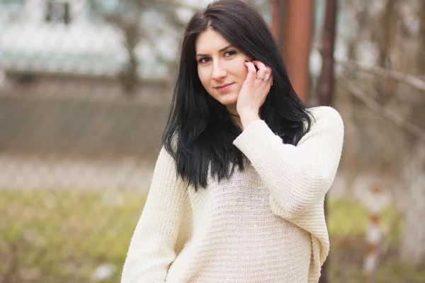 Retrato al aire libre de la joven hermosa mujer bonita — Foto de Stock