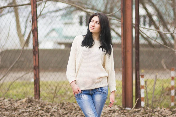 Retrato al aire libre de la joven hermosa mujer bonita — Foto de Stock