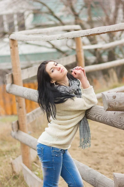 Retrato al aire libre de la joven hermosa mujer bonita — Foto de Stock