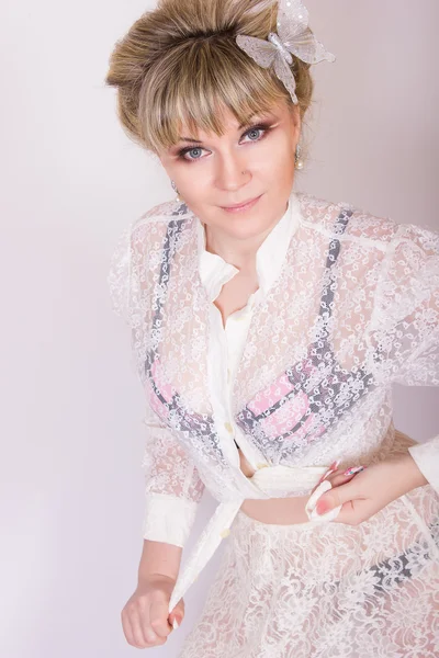 Porträt einer schönen jungen blonden Frau in sexy Spitzenbluse. — Stockfoto